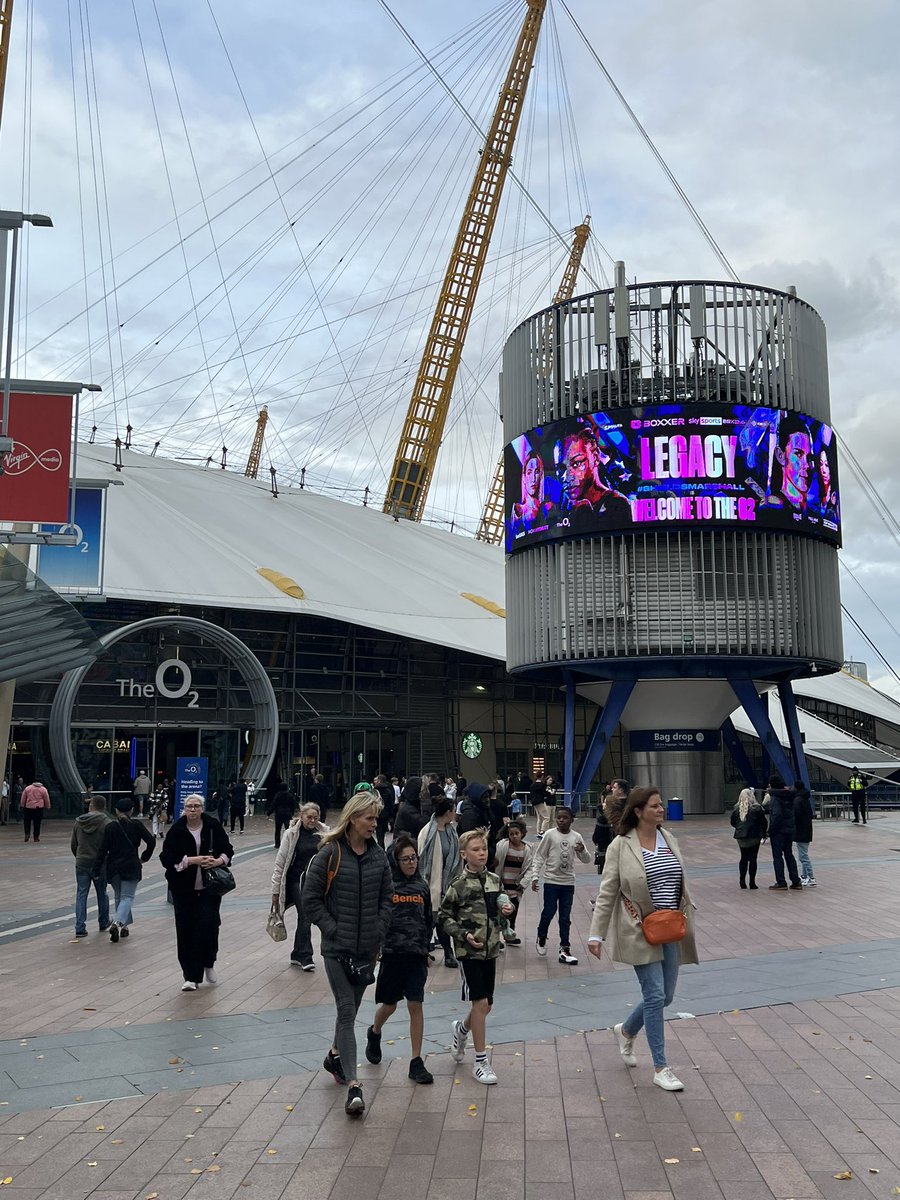 DamienMagician's tweet photo. Ready for a massive night of boxing @TheO2 #ShieldsMarshall #nothinglikelive https://t.co/6fC8DKK6lh