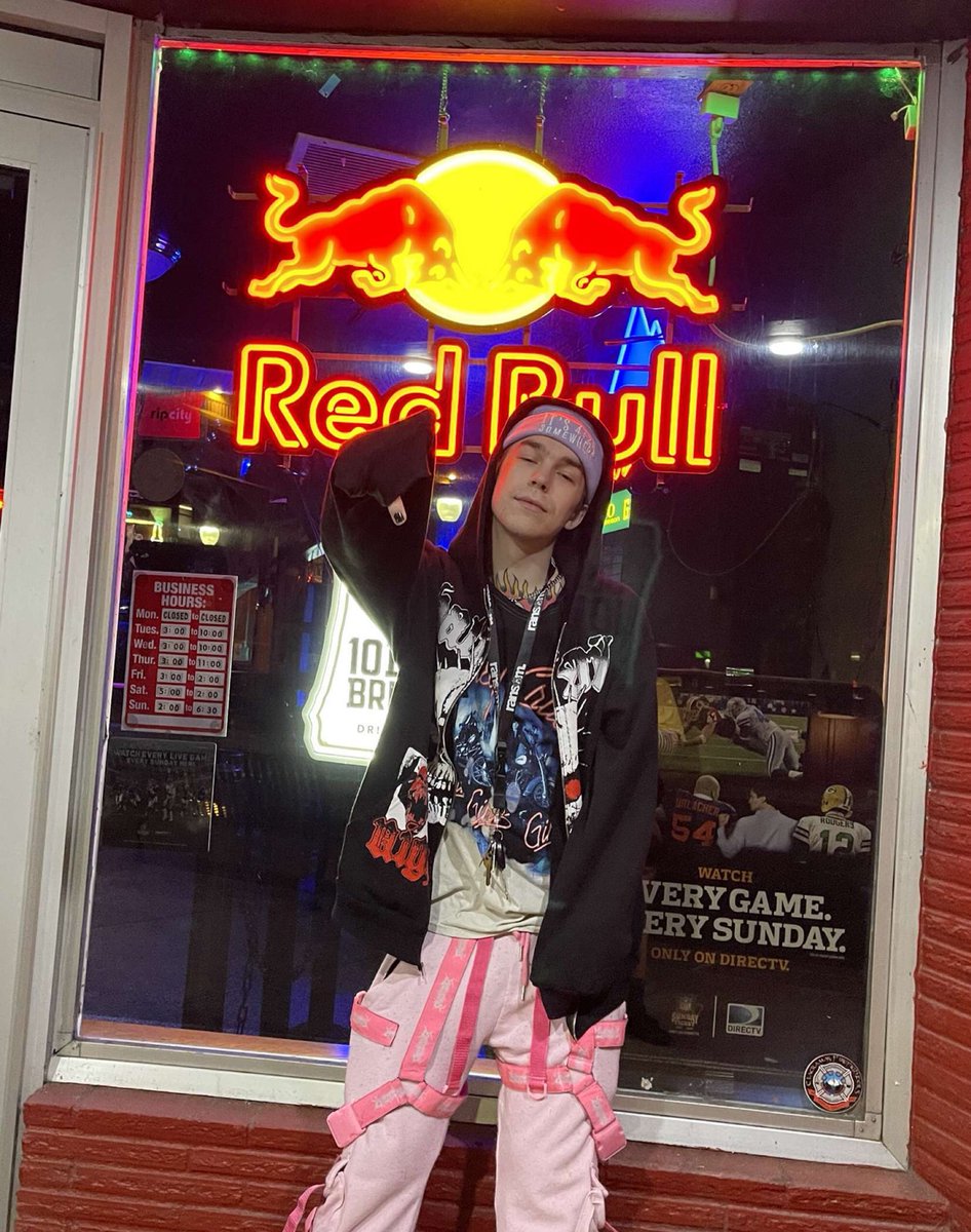 _JMattson's tweet image. *goes through the most life changing traumatizing experience possible*

Jesse Pinkman’s fit: