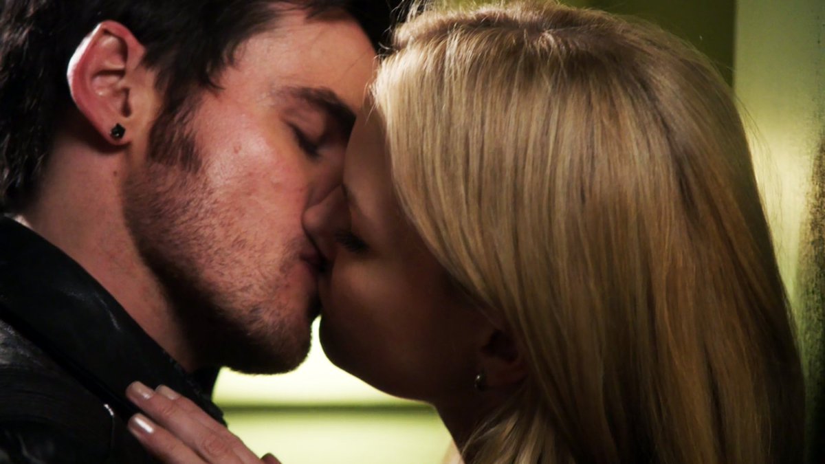 EnchantedSwans's tweet photo. ✨ CS Collection
CS kisses | 4x11-12
💘🔥
#captainswan #emmaswan #killianjones #jennifermorrison #colinodonoghue #onceuponatime #ouats4 #cscollection #cskiss #captainswankiss #captainswankisses https://t.co/RlhOSAW3wA