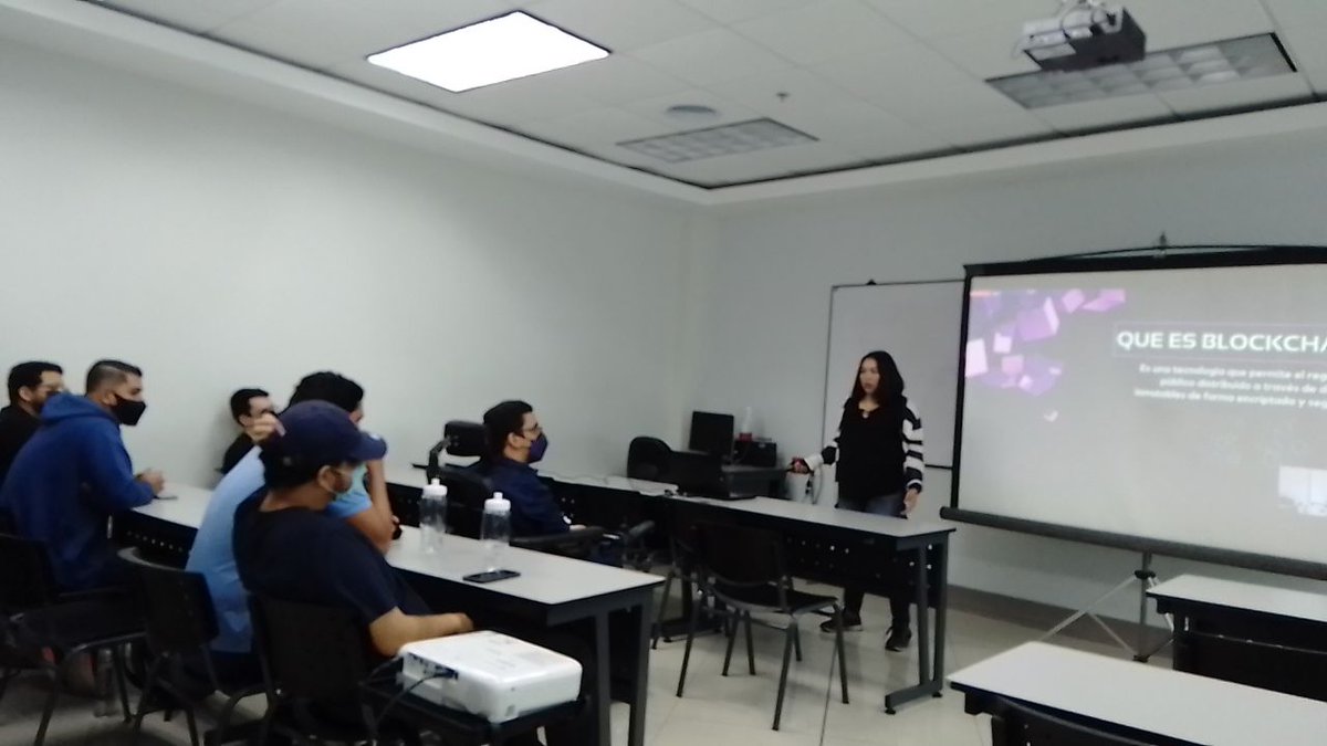 christian_sc96's tweet photo. @evilmona ya inició con su charla Azure Blockchain en el #codespark22 https://t.co/r7yQoqZYdI