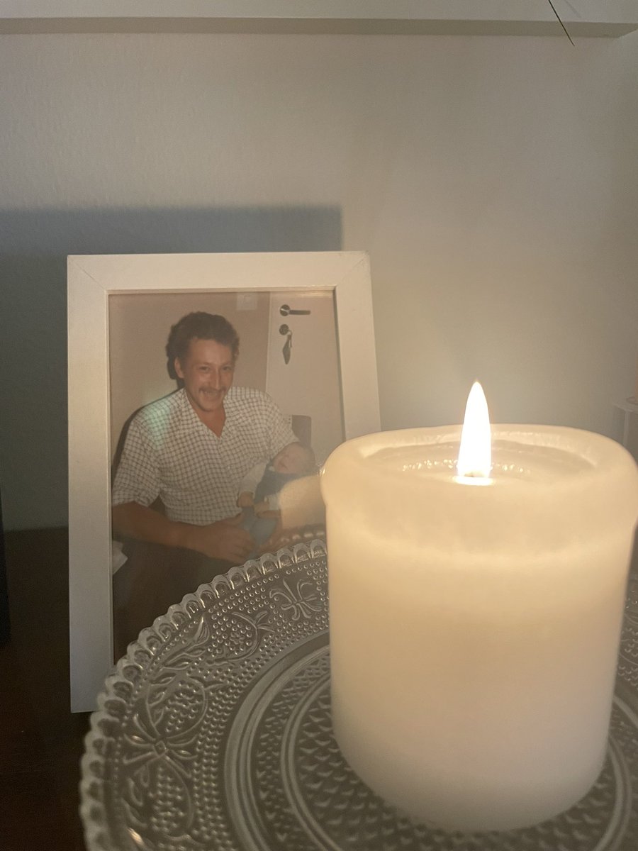 Vuosi isän kuolemasta. Aamuyöllä heräsin samaan aikaan kuin puhelu vuosi sitten tuli. Äiti oli herännyt samaan lähdön aikaan viime yönä. Tuulikin puhalteli samalla tavalla kuin vuosi sitten. Päivässä paljon samoja tunteita. Ikävä. #elämä #kuolema