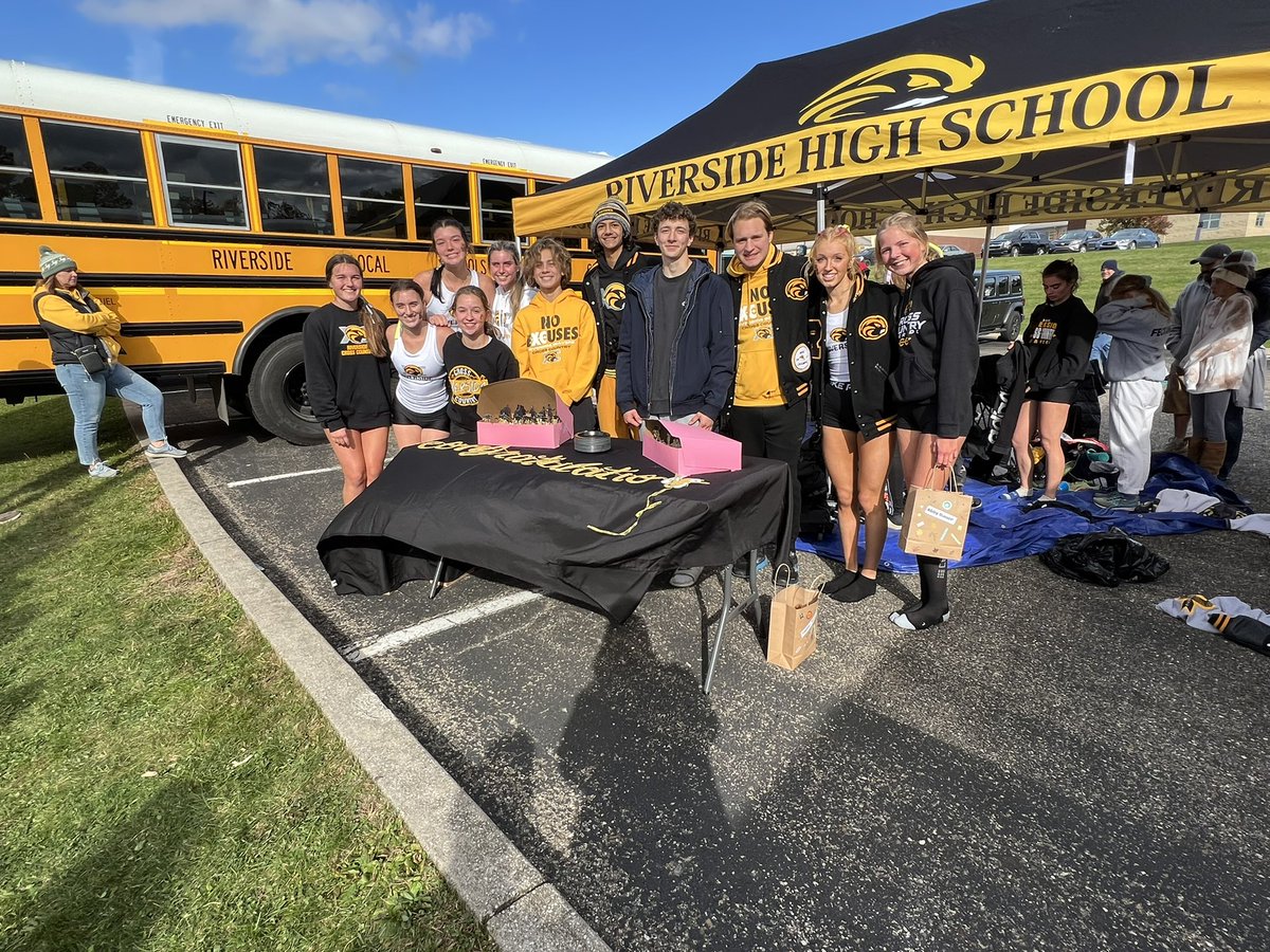 girl_riverside's tweet photo. 3rd place at WRC conference meet! It was a celebration of performances, seniors and a season of smiles. @rhsbeavers @Riverside_athl @RLSD_Beavers @BeaverCentral https://t.co/xeQS00gzOj
