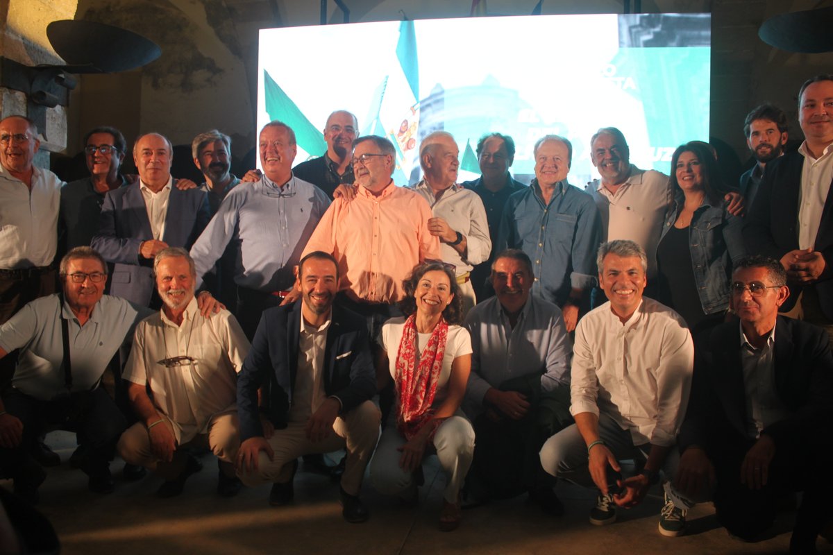 Levantaos_ca's tweet photo. 💚🤍💚 Hoy nos hemos reunido en #Jerez para hacer visible nuestro #OrgulloAndalucista 💪
👉 Un evento que ha contado con las intervenciones de @SantiagoCasal , Luis de Villar, Juan Carlos Benavides, Pedro Pacheco, @MaribelPeinado_  y @modestogmcoria 
.
@levantaos_and https://t.co/z1y4FLs4nU