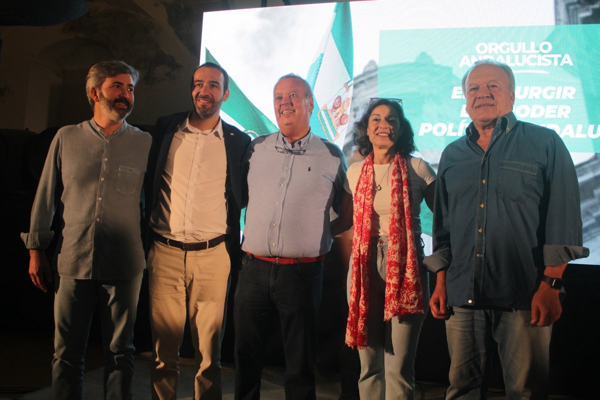 Levantaos_ca's tweet photo. 💚🤍💚 Hoy nos hemos reunido en #Jerez para hacer visible nuestro #OrgulloAndalucista 💪
👉 Un evento que ha contado con las intervenciones de @SantiagoCasal , Luis de Villar, Juan Carlos Benavides, Pedro Pacheco, @MaribelPeinado_  y @modestogmcoria 
.
@levantaos_and https://t.co/z1y4FLs4nU