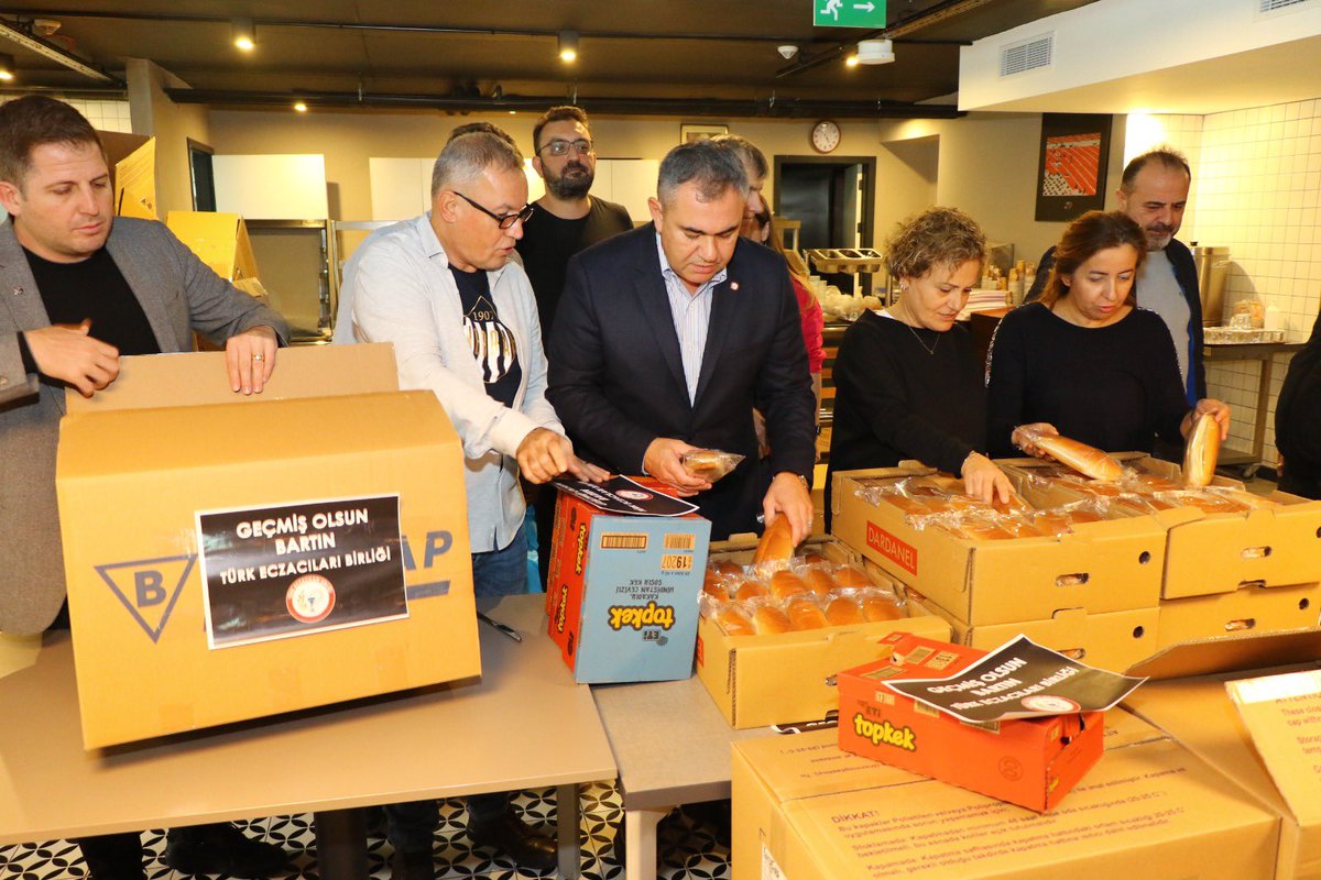 tebkurumsal's tweet photo. Büyük Eczacı Mitingimiz için hazırladığımız 60.000 kumanya, maden ocağı patlamasının gerçekleştiği Bartın ilimizdeki yetkililere ulaştırılmak üzere Türk Kızılayı'na ve ihtiyaç sahiplerine ulaştırılmak üzere Ankara Valiliği'ne teslim edilmiştir. https://t.co/hH2VdqPKlY