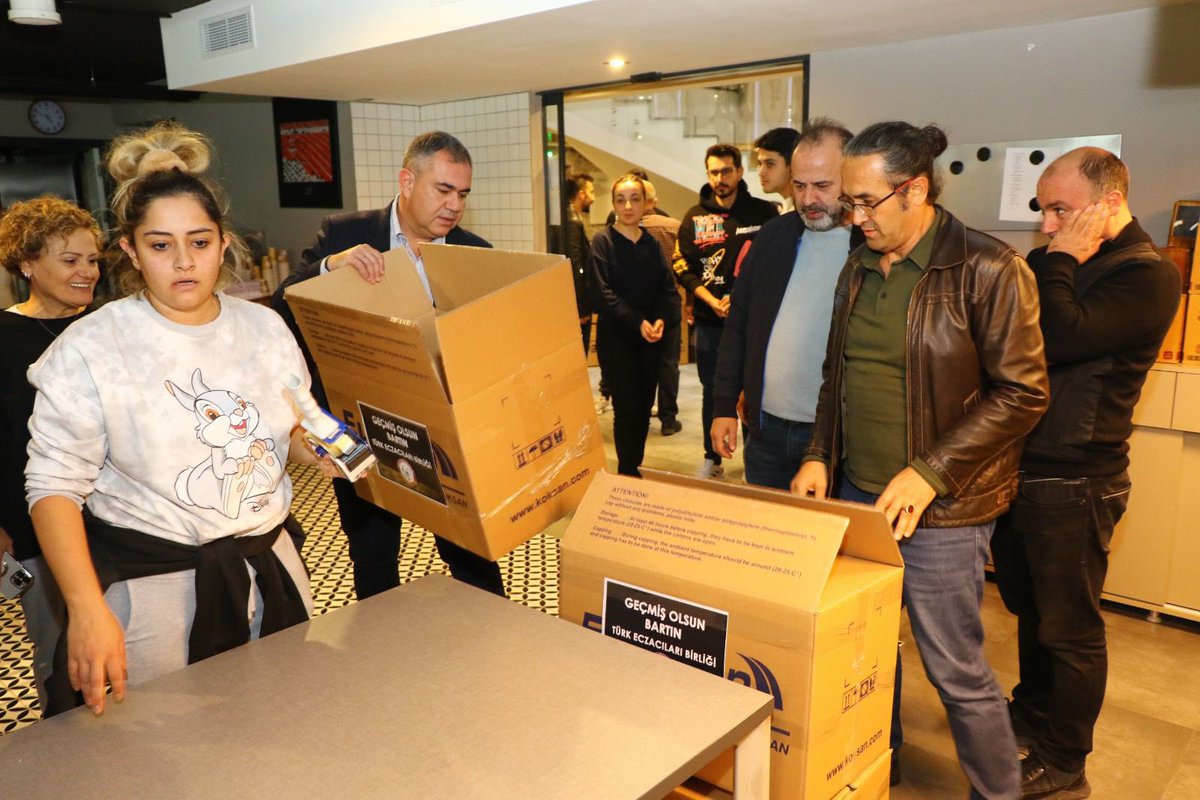 armanuney's tweet image. Büyük Eczacı Mitingimiz için hazırladığımız 60.000 kumanya, maden ocağı patlamasının gerçekleştiği Bartın ilimizdeki yetkililere ulaştırılmak üzere Türk Kızılayı'na ve ihtiyaç sahiplerine ulaştırılmak üzere Ankara Valiliği'ne teslim edilmiştir.