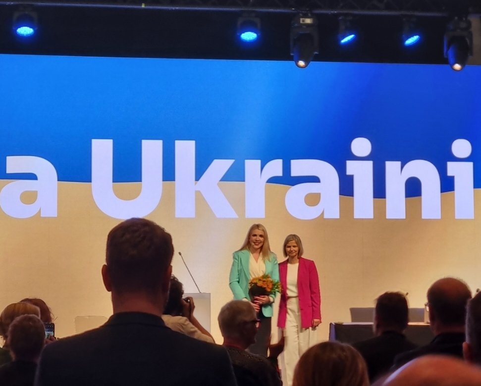 B_Rovik's tweet photo. Dette. Dette var sterkt! Kira Rudyuk, leder av Venstres søsterparti og meldem av det ukrainske parlamentet, talte til Venstres landsmøte. #VenstreLM Ukraina kjemper for våre verdier og vår demokratiutøvelse. Slava Ukraini🇺🇦🇺🇦 https://t.co/lKlzSkrCI1