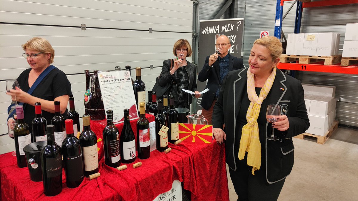 BetiJaceva's tweet photo. With great pleasure I have attended a winetasting event on the occasion of #Vranecworldday at Schermer Wijnkoper&Distillateur, 🇳🇱 importer of 🇲🇰 wines. Great to see such an interest for #vranec and other Macedonian 🍷. https://t.co/EhzVBclK5M