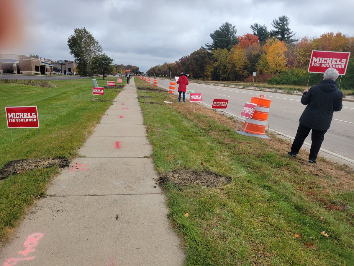 SchumacherTommy's tweet photo. Stopped by at a great sign event in Stevens Point today! It may be cold out but that isn't stopping these awesome volunteers from supporting our candidates and talking to voters about voting Republican up and down the ballot on November 8th! #LeadRight #3rdForRon #VoteMichels https://t.co/uu69U4DgPV