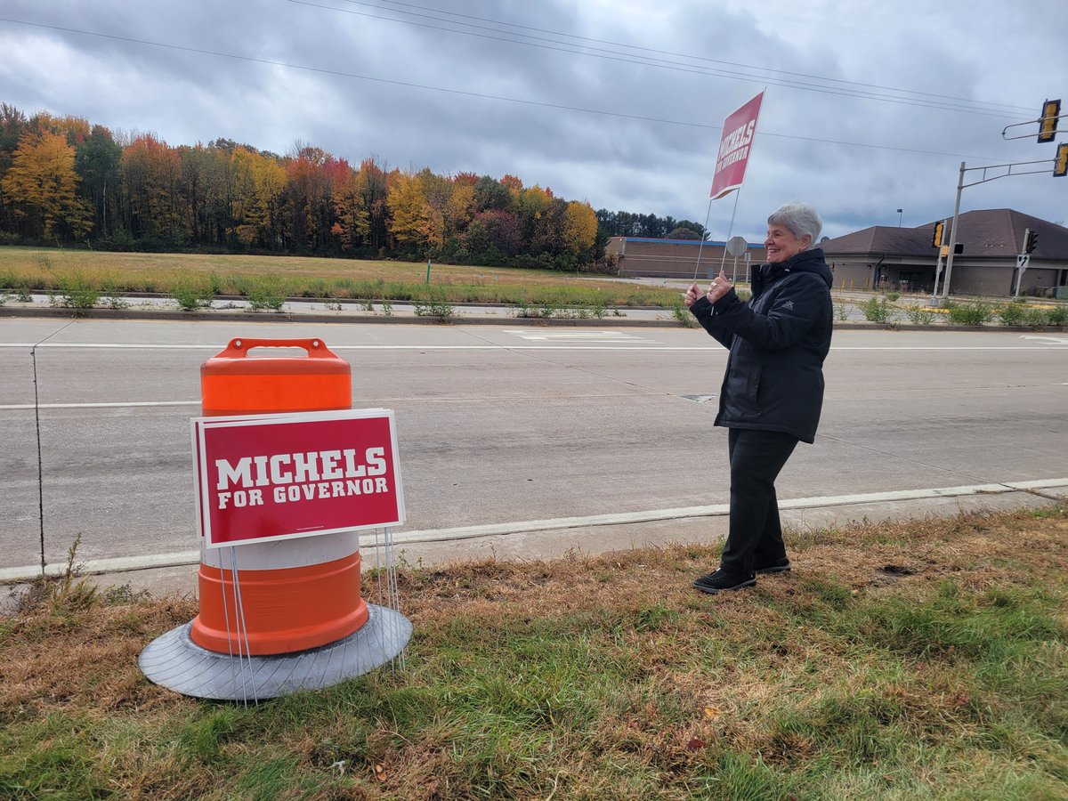 SchumacherTommy's tweet photo. Stopped by at a great sign event in Stevens Point today! It may be cold out but that isn't stopping these awesome volunteers from supporting our candidates and talking to voters about voting Republican up and down the ballot on November 8th! #LeadRight #3rdForRon #VoteMichels https://t.co/uu69U4DgPV