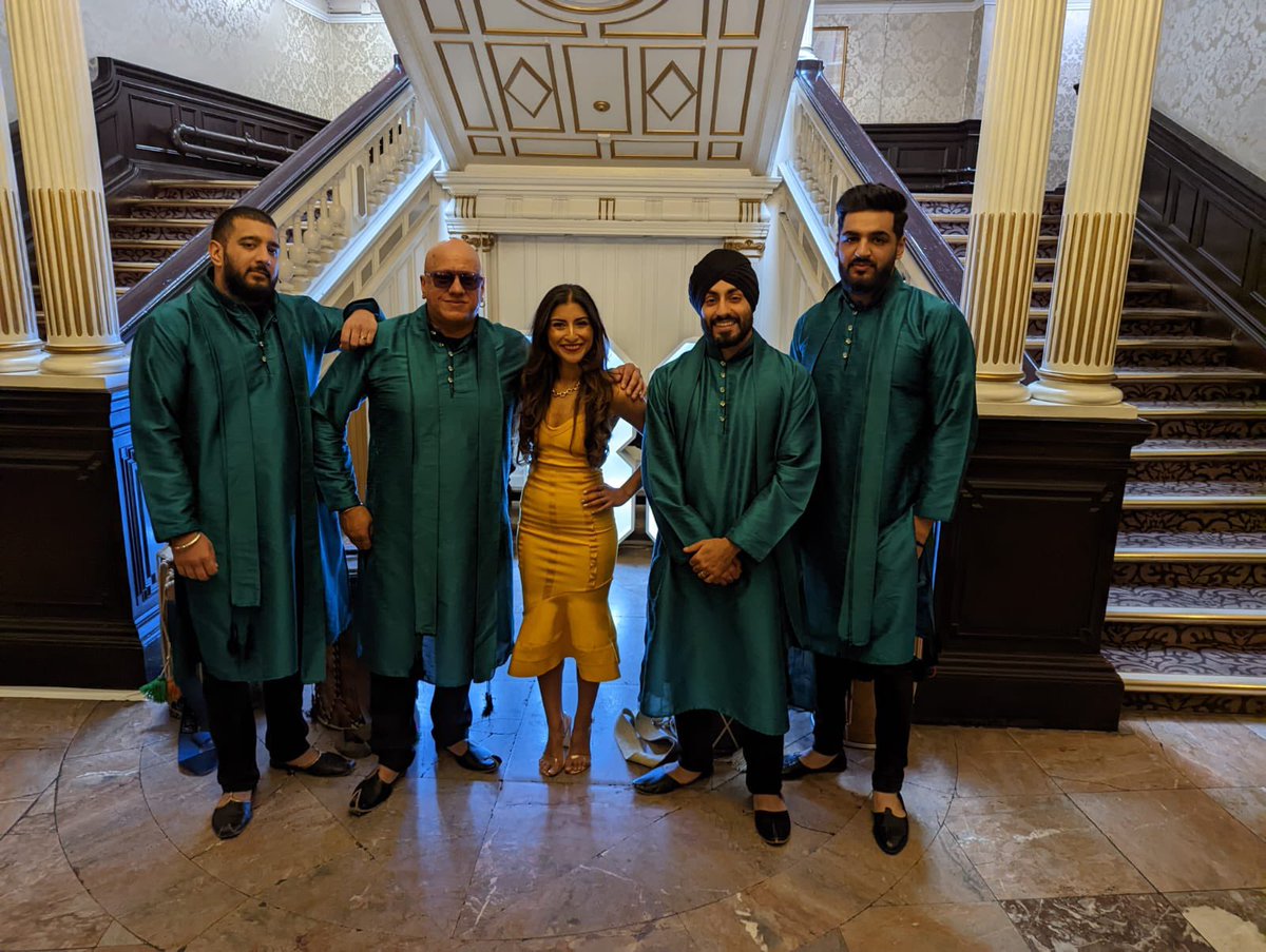 LeicDholLessons's tweet photo. #DEA #dhol team with the awesome @SummayaMughal at todays Gig for the @BBCLeicester #makeadifferenceawards #bhangra #dholis #dholteam #dholplayers #bbc #leicester #punjabi #artist what a honour it was to meet you! 🥁🙏🏼👌🏼❤️ https://t.co/4zIWPHNlv1