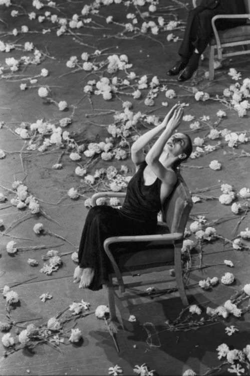tizianacampodon's tweet photo. Pina Bausch, Venice 1983 “I’m not interested in how people move; I’m interested in what makes them move.” #PinaBausch https://t.co/oa7eFBzAM7