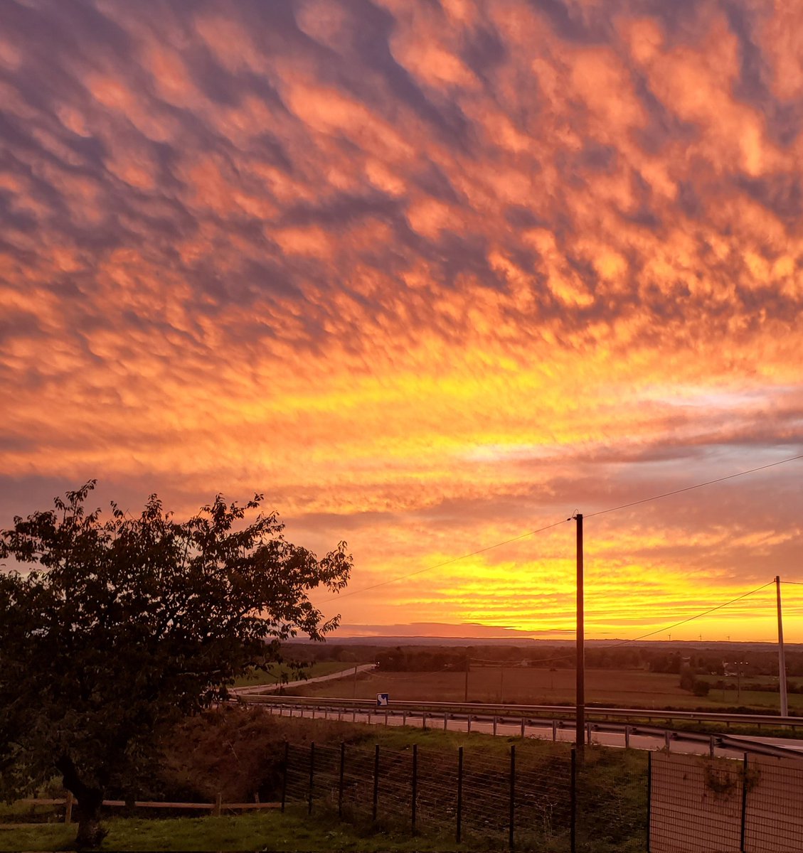 Ce soir notre ciel Mayennais nous offre de belles couleurs 🤩🤩🤩.