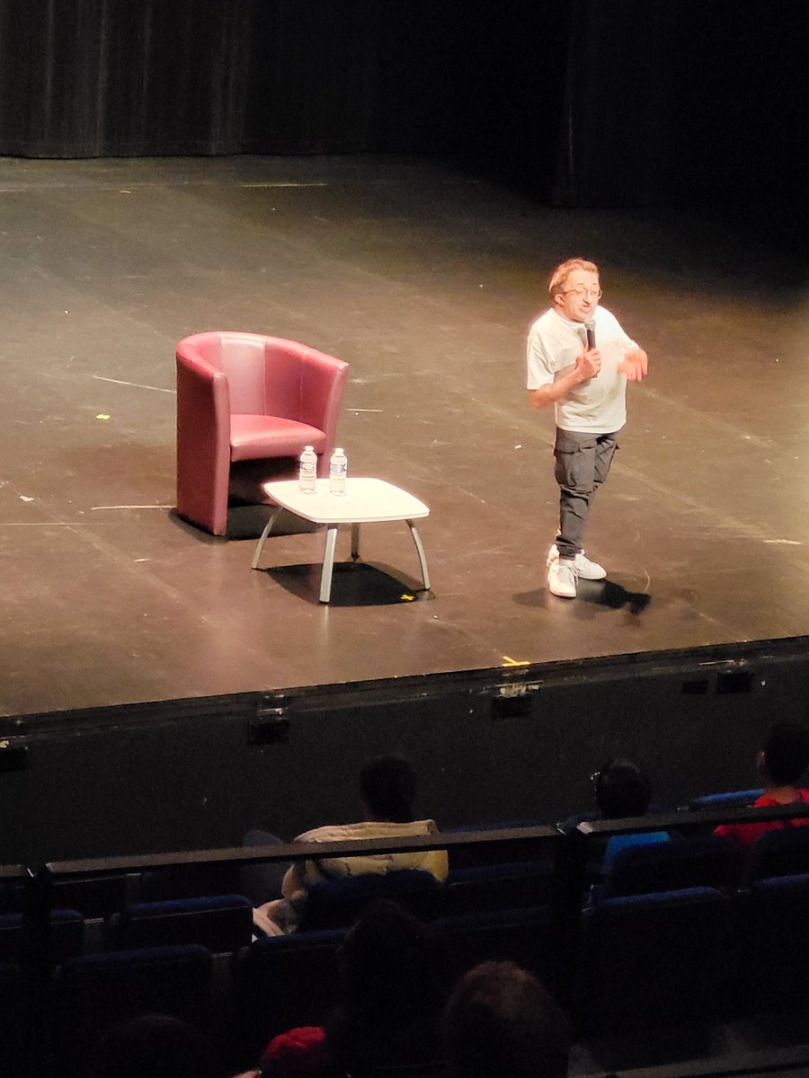 jpelie's tweet photo. #Courbevoie #Handipartage conférence très inspirante de @GuillaumeBats "Vivre ou subir". https://t.co/k2MssqSN5W