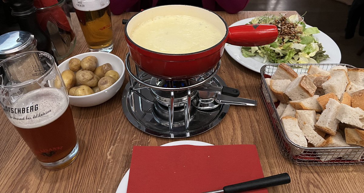 Getting familiar with🇨🇭 cuisine, where the #cheesefondue 🫕 🍞 definitely counts as one of the many culinary must-haves!