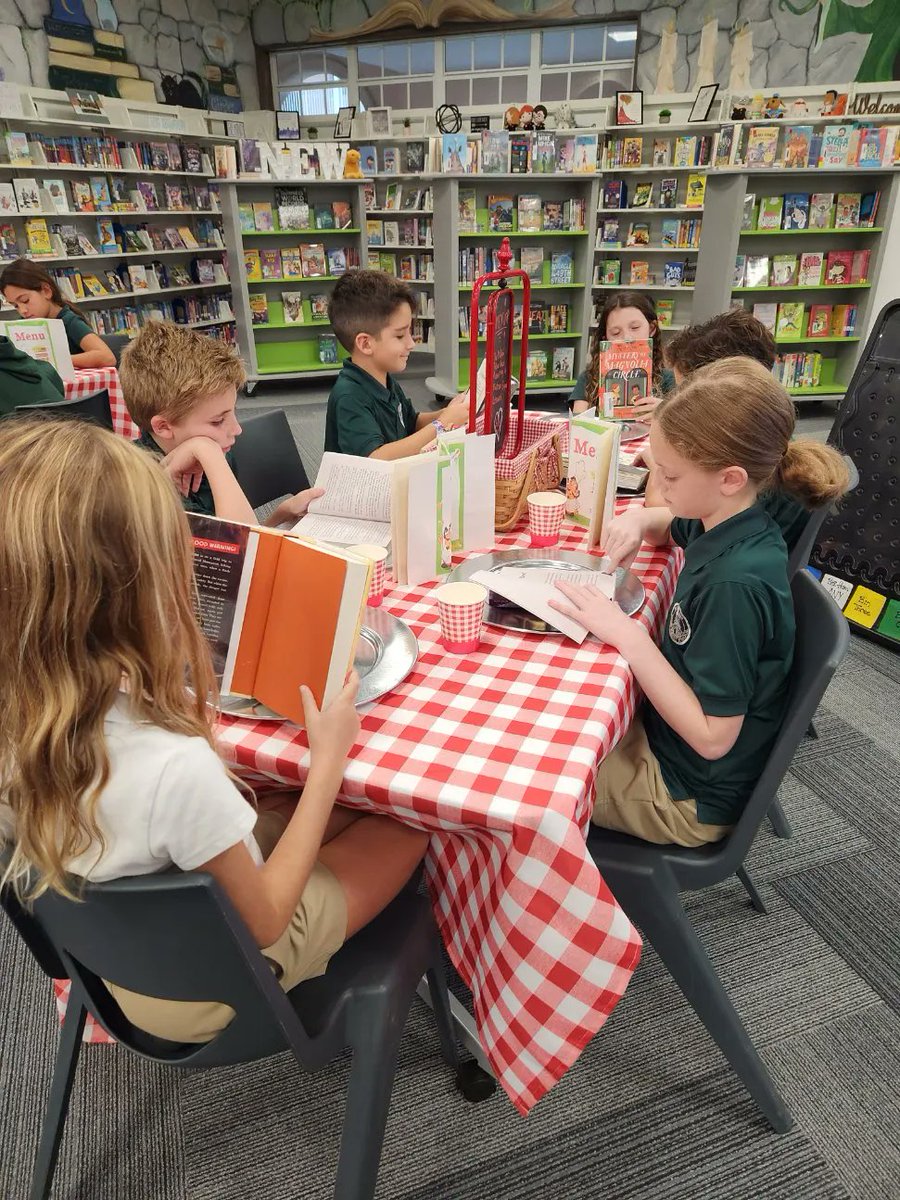 PCInnoInstitute's tweet photo. #PCStudents enjoyed a book tasting in the #PCLibrary! Ss were given 90 seconds to explore multiple Sunshine State books. #PCReads #librarylife https://t.co/hodBZhvUYN