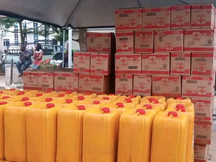 SymplyBethsheba's tweet photo. Bayelsa Flood: @govdouyediri provides relief for victims

Bayelsa State Commissioner for Environment, Hon. Gbaranbiri Iselema, and members of his committee on flood management today supervised the movement of relief materials to flood victims in various locations. https://t.co/nFQhLe4Sye