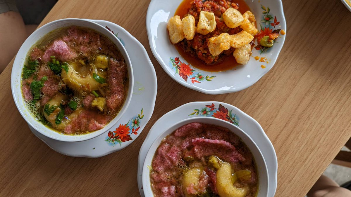 okkyerr's tweet photo. @handokotjung Kalau di BSD, harus cobain kombinasi soto padang + dendeng balado di KEDAI BATIGO, lokasinya di kolam renang BSD, deket tuku BsD. Kuah manteb, beladonya juga manteb bgt gurihnya kalau udah ketemu nasi. https://t.co/oE8qflKXmT