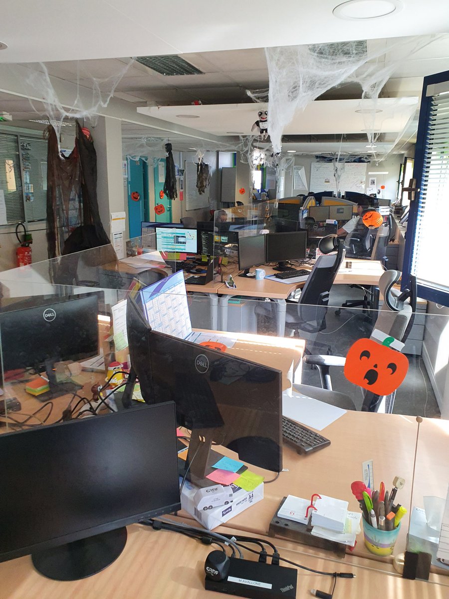 Merci <a href="/JennNiellini/">Jennifer</a> la tradition #Halloween2022 à <a href="/GRDF/">GRDF</a> sur le plateau de l'APPI PACA site de Marignane est encore de mise cette année...<a href="/BuryAndrea/">andrea bury</a> reste plus que les friandises pour compléter la déco! 🤣😉 pour moi ça sera <a href="/FruitsLegumesFR/">Les Fruits et Légumes Frais</a>...et vous? 😉