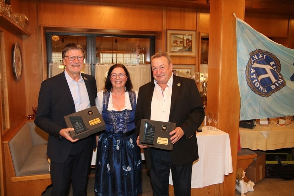 Der Distrikt Deutschland hat zwei neue KI Lifetime Member. Bei der Charterübergabe des KC Erbach/Odenwald überreichte die ausgehende Präsidentin Bettina Rebscher den beiden Kiwaniern Jörg Thiemer und Manfred Uhrig die Auszeichnungen für ihre langjährige … instagr.am/p/CjvczGAqEfn/