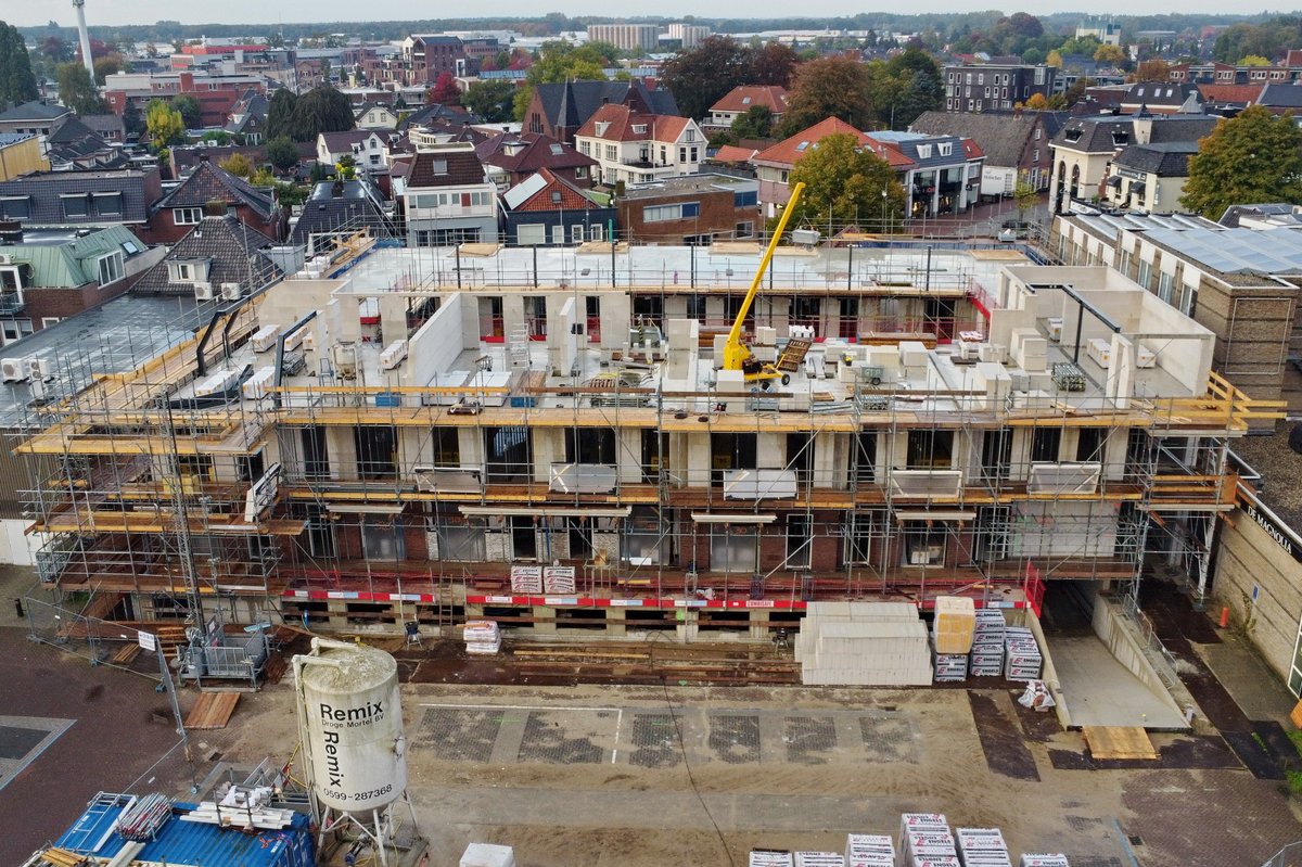 Nieuwbouw Schildhof in hartje Rijssen.
Meer foto's op fotorijssen.nl
<a href="/GoossenTePas/">Goossen Te Pas</a> <a href="/VolkerWessels/">VolkerWessels</a> <a href="/debouwmaakthet_/">debouwmaakthet</a> 
#rijssen #schildhof #dronebovenrijssen #dronefotografie