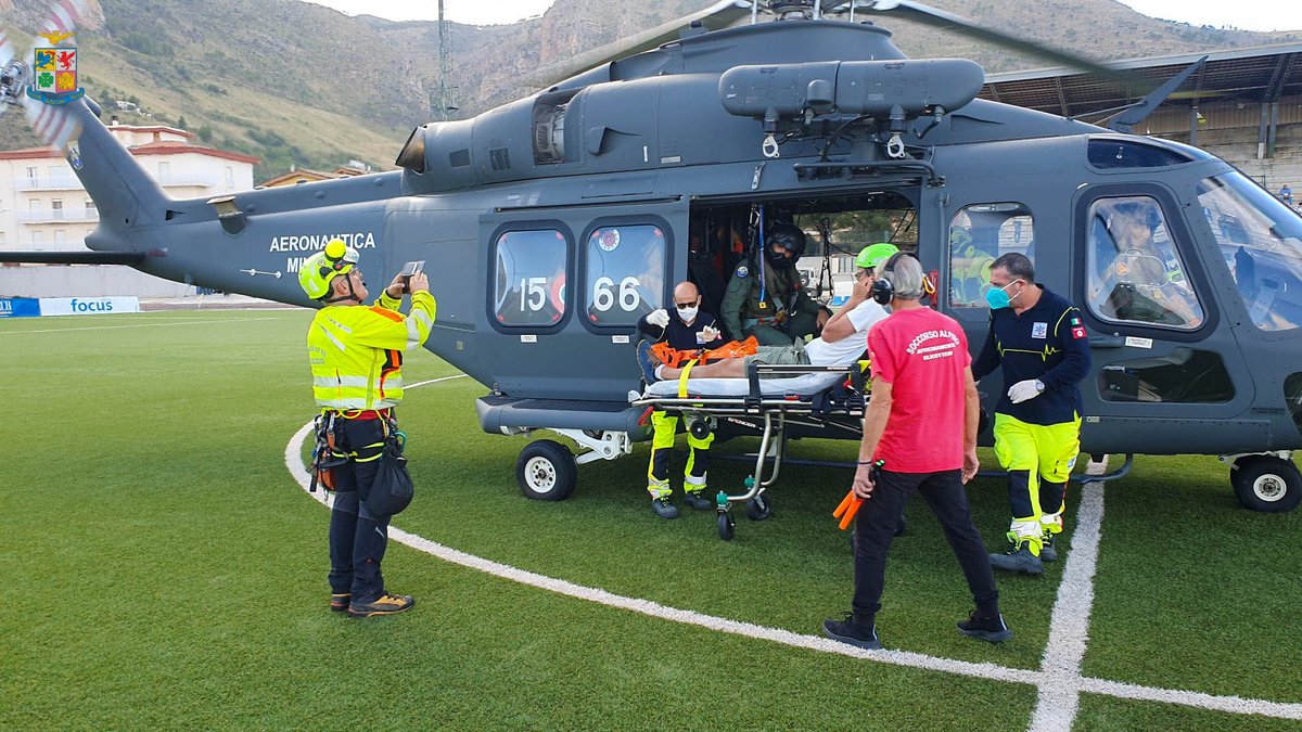 ItalianAirForce's tweet photo. 15 Ottobre: doppio intervento per un #HH139B dell’82º Centro CSAR dell’#AeronauticaMilitare. Il primo soccorso in collaborazione con il 
@cnsas_official, per recuperare un turista americano infortunato presso la Riserva Naturale dello Zingaro (TP). https://t.co/APsDDwgYte