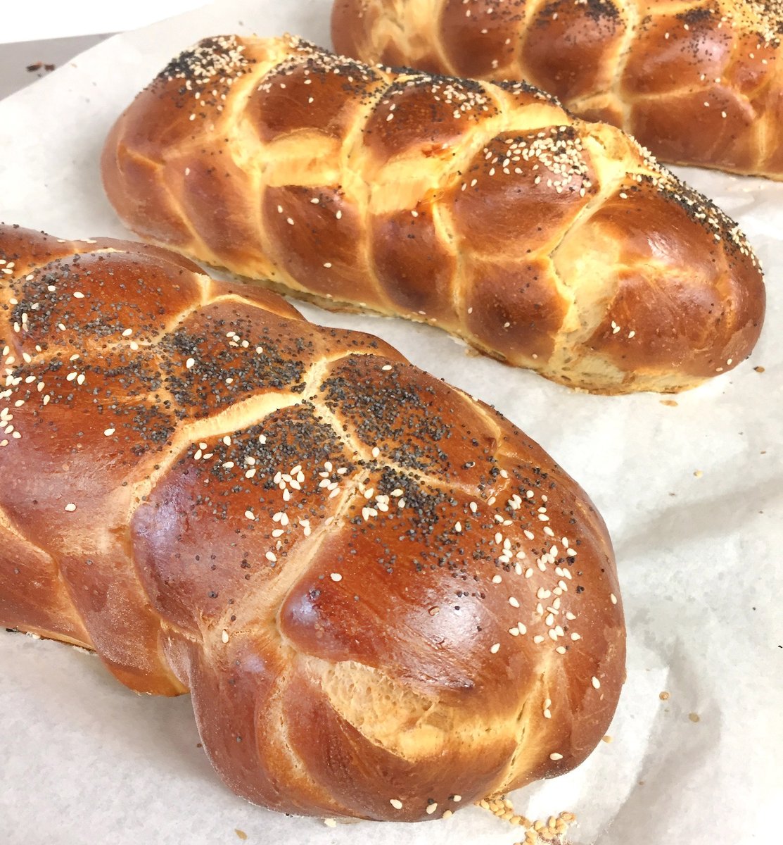 AndersensBakery's tweet image. Challah Breads🍞
Freshly baked every Friday &amp;amp; Saturday!🎉
A fluffy and very tasty egg enriched #bread, braided and topped with sesame and poppy seeds. #Challahbread Now in the #bakery or #online to ship
andersenssantabarbara.com/shop/challah-b…