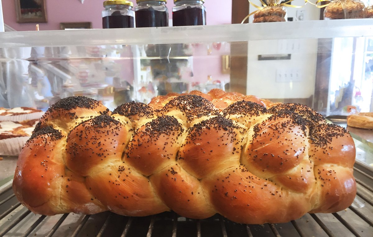 AndersensBakery's tweet image. Challah Breads🍞
Freshly baked every Friday &amp;amp; Saturday!🎉
A fluffy and very tasty egg enriched #bread, braided and topped with sesame and poppy seeds. #Challahbread Now in the #bakery or #online to ship
andersenssantabarbara.com/shop/challah-b…