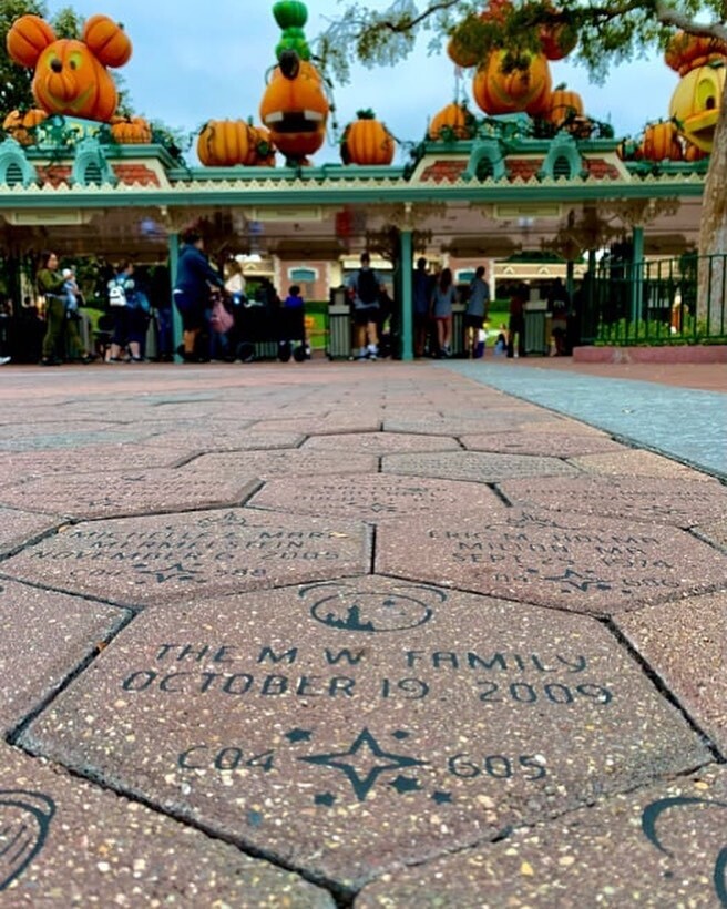 MouseWait's tweet photo. #mousewait -#disneylandbrick near the #maingate #halloweentimeatdisneyland pc EncinitasRunner https://t.co/QqBThuO7LP https://t.co/1HtgB2oTRc