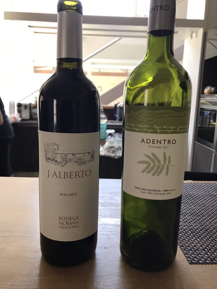 La distancia los aleja, los acercan los  ricos recuerdos que nos dejan.