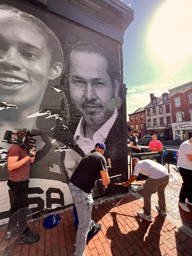freeyvin's tweet photo. Eyvin Hernandez has now been added to the Bring Our Families Home Mural in Washington DC. It’s quite a bittersweet feeling full of emotion. 😭😩😀

A huge thank you to the @BOFHcampaign &amp; @isaacampbellart. 👏👏

@BringEyvinHome #BringEyvinHome #BringThemHome https://t.co/sP8xj48JVi