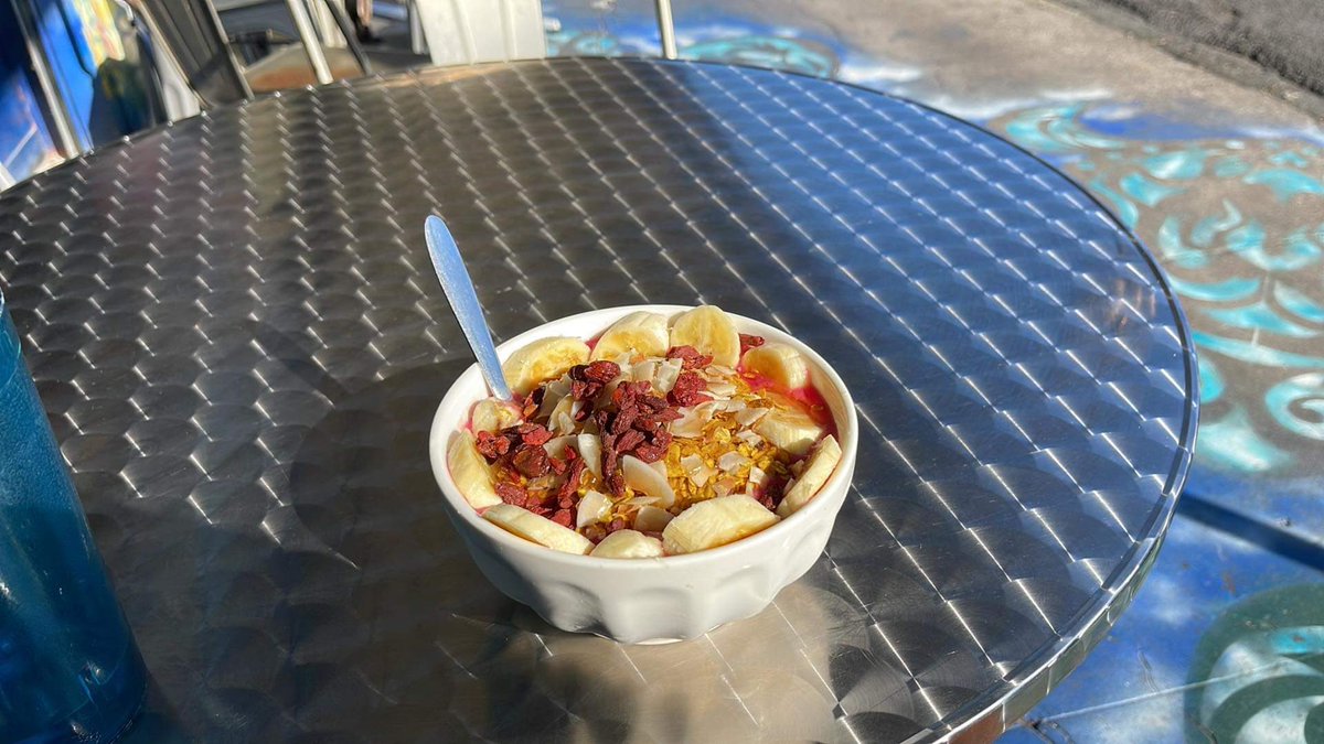 $20 for this smoothie bowl.
It was good but never again.
@theboochbar in Hilo
Tumeric, goji, apple banana,Dragonfruit,homemade granola,fresh coconut chips,passion fruit and passion fruit kombucha.