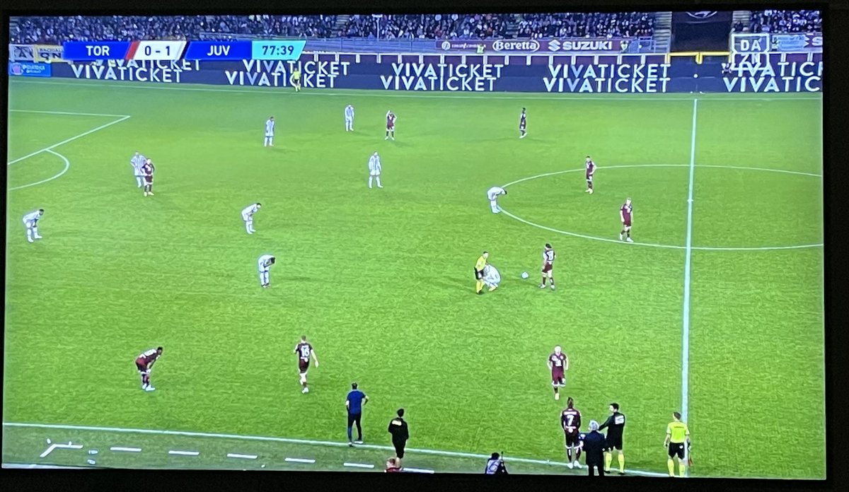 TorloGiorgio's tweet photo. È il 77mo minuto di una partita giocata a ritmi tranquilli e non certo da #PremierLeague. Questa è la condizione fisica della #Juventus: sono quasi tutti piegati in due.. guardate l’immagine!
I preparatori di questo strazio dovrebbero essere licenziati
#ToroJuve
#jvtblive https://t.co/f6zJvDTanX