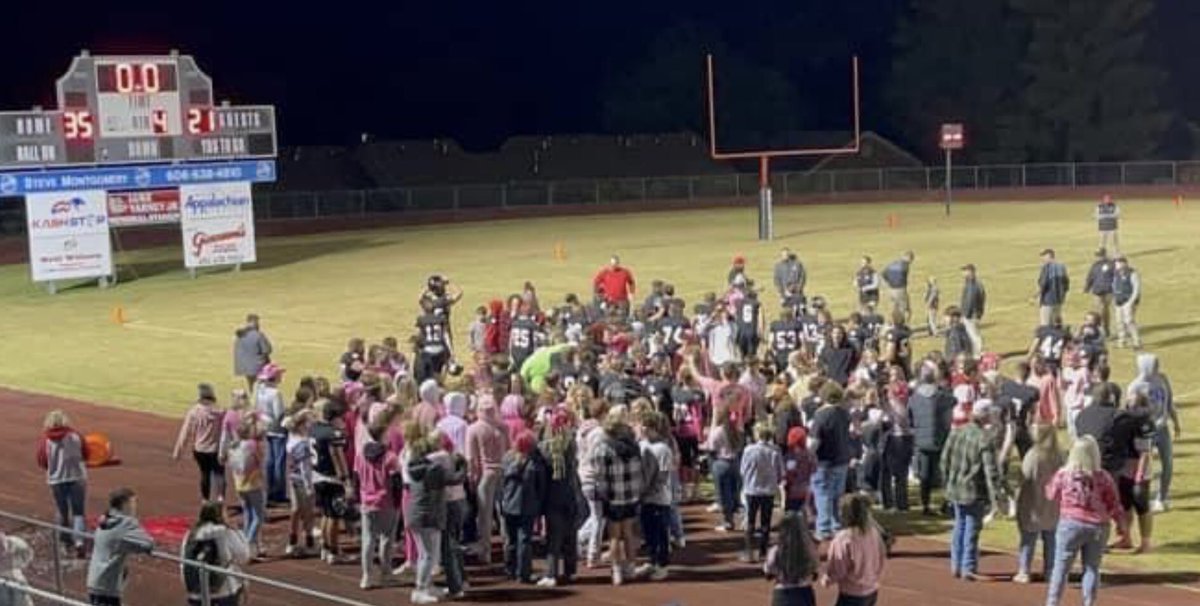 Myram82's tweet photo. LCHS BULLDOGS REPRESENTED LAST NIGHT! Way to go! @All_in_LC https://t.co/eT4yTO99x4