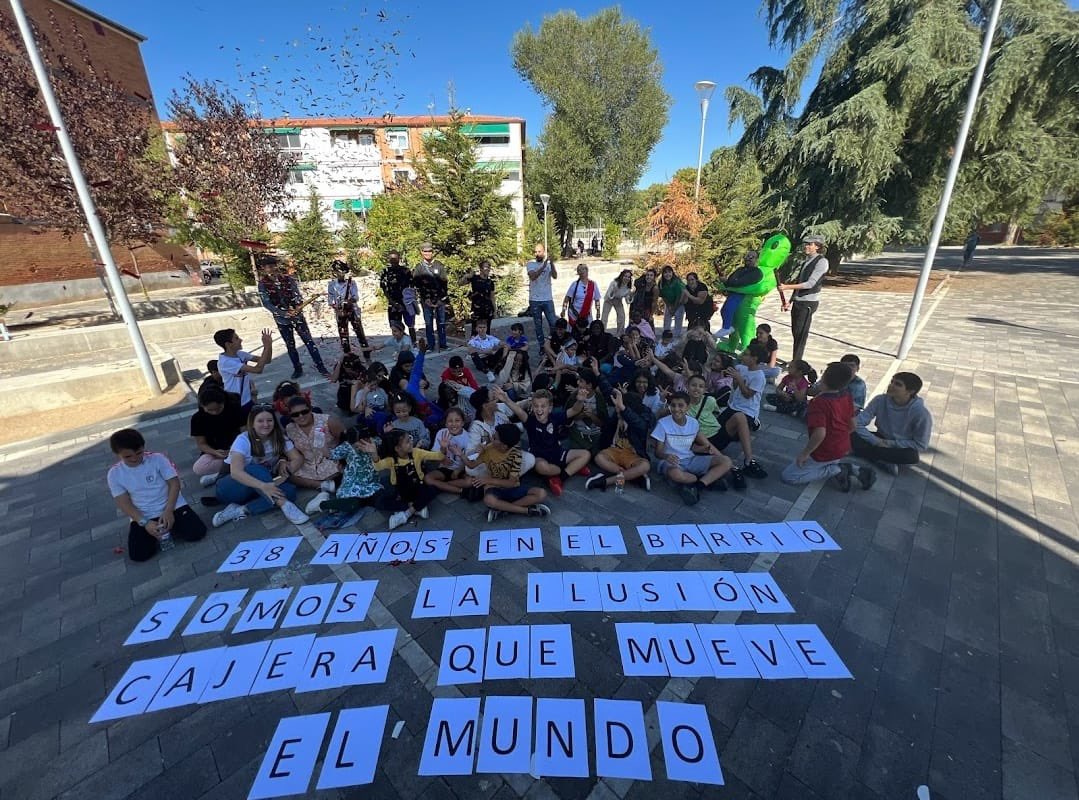 AytoAlcalaH's tweet photo. 🙌🏻 Con este mensaje ha finalizado el gran cluedo de @colectivocaje: “38 años en el barrio. Somos la ilusión Cajera que mueve el mundo” 

El concejal @enriquenoju ha dado las gracias a todos los voluntarios y a las familias que han participado https://t.co/g4vNyDOtRr