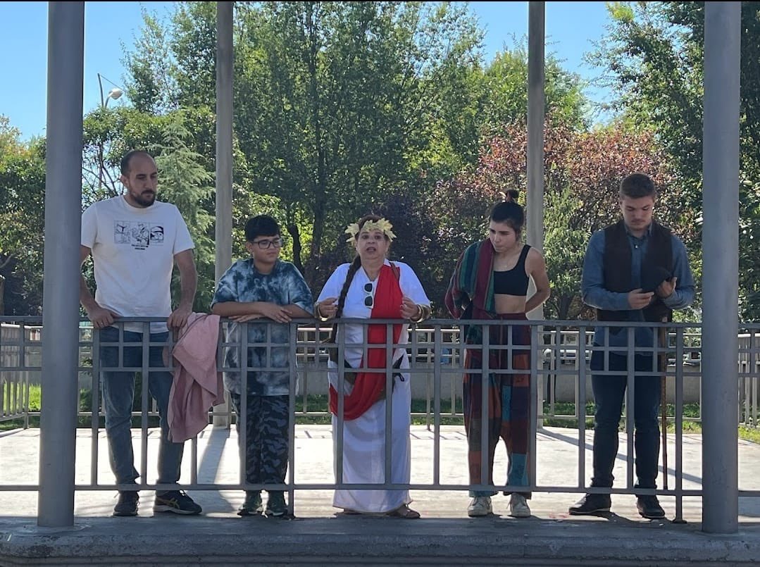 AytoAlcalaH's tweet photo. 🙌🏻 Con este mensaje ha finalizado el gran cluedo de @colectivocaje: “38 años en el barrio. Somos la ilusión Cajera que mueve el mundo” 

El concejal @enriquenoju ha dado las gracias a todos los voluntarios y a las familias que han participado https://t.co/g4vNyDOtRr