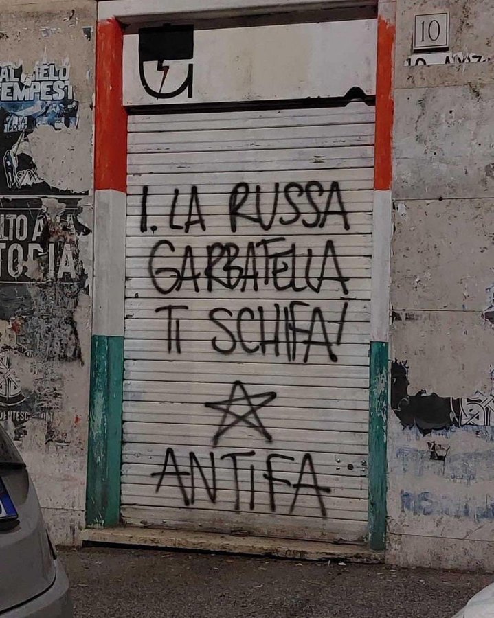 PornoNoblogs's tweet photo. Questa è la scritta per chi se la fosse persa.

Sui muri di un qualunque liceo italiano ci sono scritte più minacciose indirizzate a gay, donne e migranti senza che il PD ritenga opportuno fare i comunicati stampa. https://t.co/uAIHeGE6ie