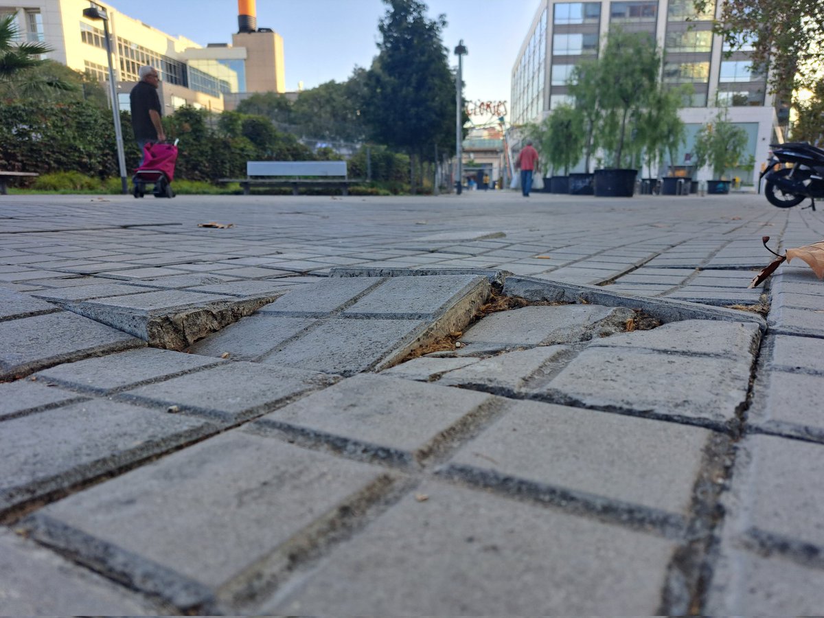 Martagggm's tweet photo. Mi tía, una persona con movilidad reducida, tropezó el otro día con una superficie parecida a esta. Vino la ambulancia, la caída fue grave. Calle concurrida al lado del centro comercial de Glórias, Barcelona. Lo llamaré, las trampas invisibles. #sharediversitas #diversidaduoc1 https://t.co/Y0zSguglSj