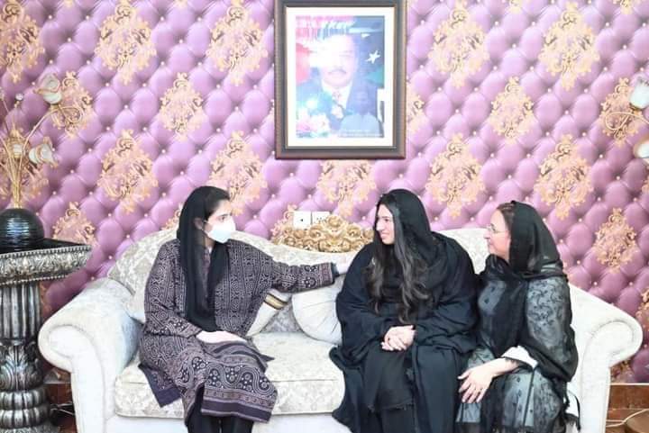 AnwerKamal's tweet photo. شہید محترمہ بینظیر بھٹو کی صاحبزادی آصفہ بھٹو کی راشد حسین ربانی مرحوم کےگھر آمد 
پارٹی رہنما راشدربانی کی دوسری برسی کےموقع پر مرحوم کےاہلخانہ سےملاقات 
مرحوم کی صاحبزادی عروبہ راشد ربانی,انکی والدہ سےملاقات 
آصفہ بھٹو  نےمرحوم کےایصالِ ثواب کے لیےفاتحہ خوانی کی
#PPP @DrMzarrar https://t.co/rDMhXgaDs5
