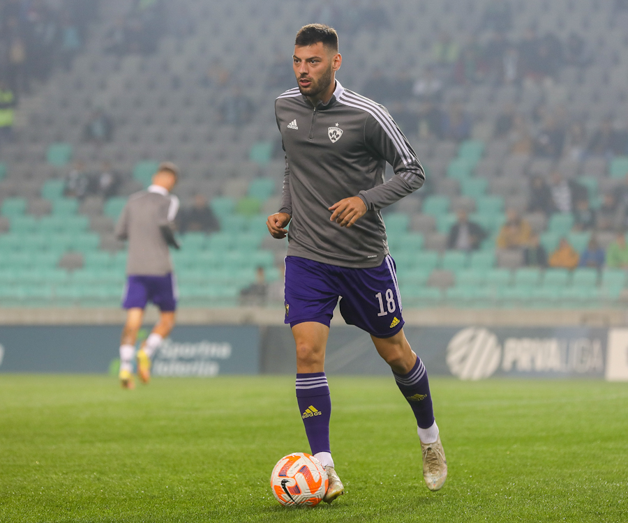 nkmaribor's tweet photo. Jug se vrača v začetno enajsterico, Watson po okrevanju na klop. Iličić in Milec še nista nared za nastop, Pridgar je kaznovan, na seznamu poškodovanih Sirk, Pihler in Vidaković, izven kadra Sirk, Koderman, Zalokar ter Šturm.

Začenjamo ob 20.15.

#MiSkupajEnoSmo #derbi https://t.co/0tiGuNaIBC