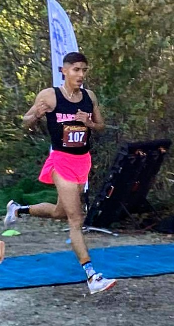 JohnJDevine's tweet photo. King City's Esteban Deniz leads a sweep of the first three spots for Harntell at the Toro Park Invitational, posting the ninth  fastest time in school history over four miles in 20:43. Harntell placed five in the top 14 to win the meet https://t.co/X5oVcElzLk
