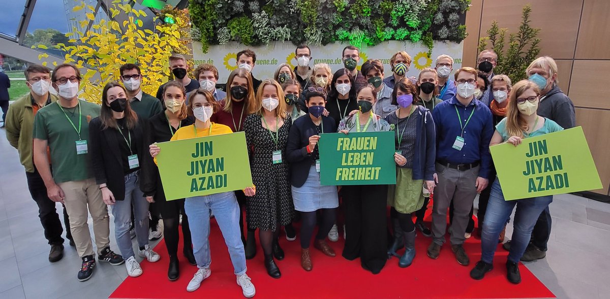 Ziemlich viele, ziemlich gute Leute in Bonn
- aus #Hamburg.
Mit 24 Delegierten und diversen Stellvertretungen sind wir auf der #bdk22 .
