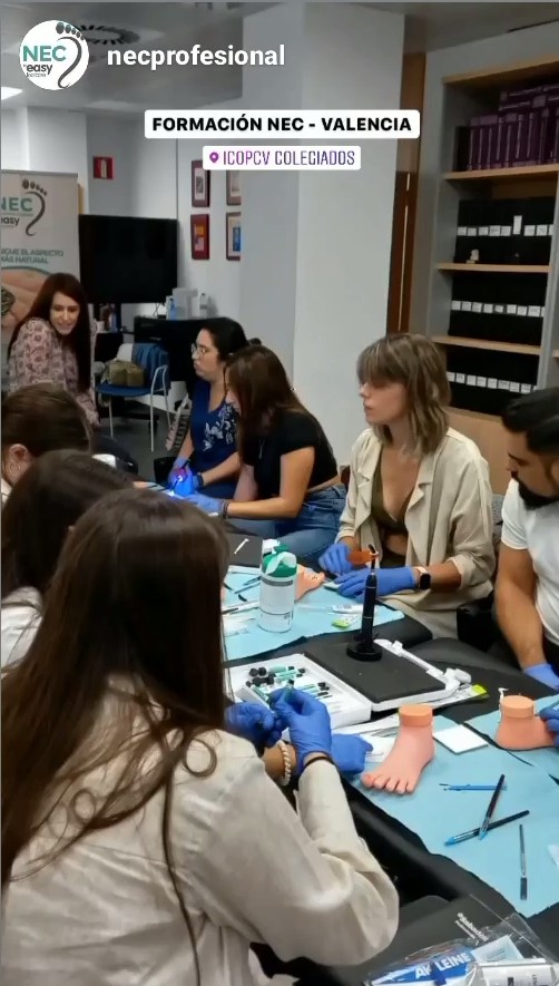 Gdelolmosanchez's tweet photo. Curso de reconstrucción ungueal  NEC con composites micro-hibridos en el Colegio de Podólogos de la Comunidad Valenciana.
Muchas gracias a los asistentes  y al Icopcv Colegiados.

#easyfootcare #NECPRO #podologia #necprofesional #reconstruccionungueal #laminaungueal #lechoungueal https://t.co/Tab4aWxePP