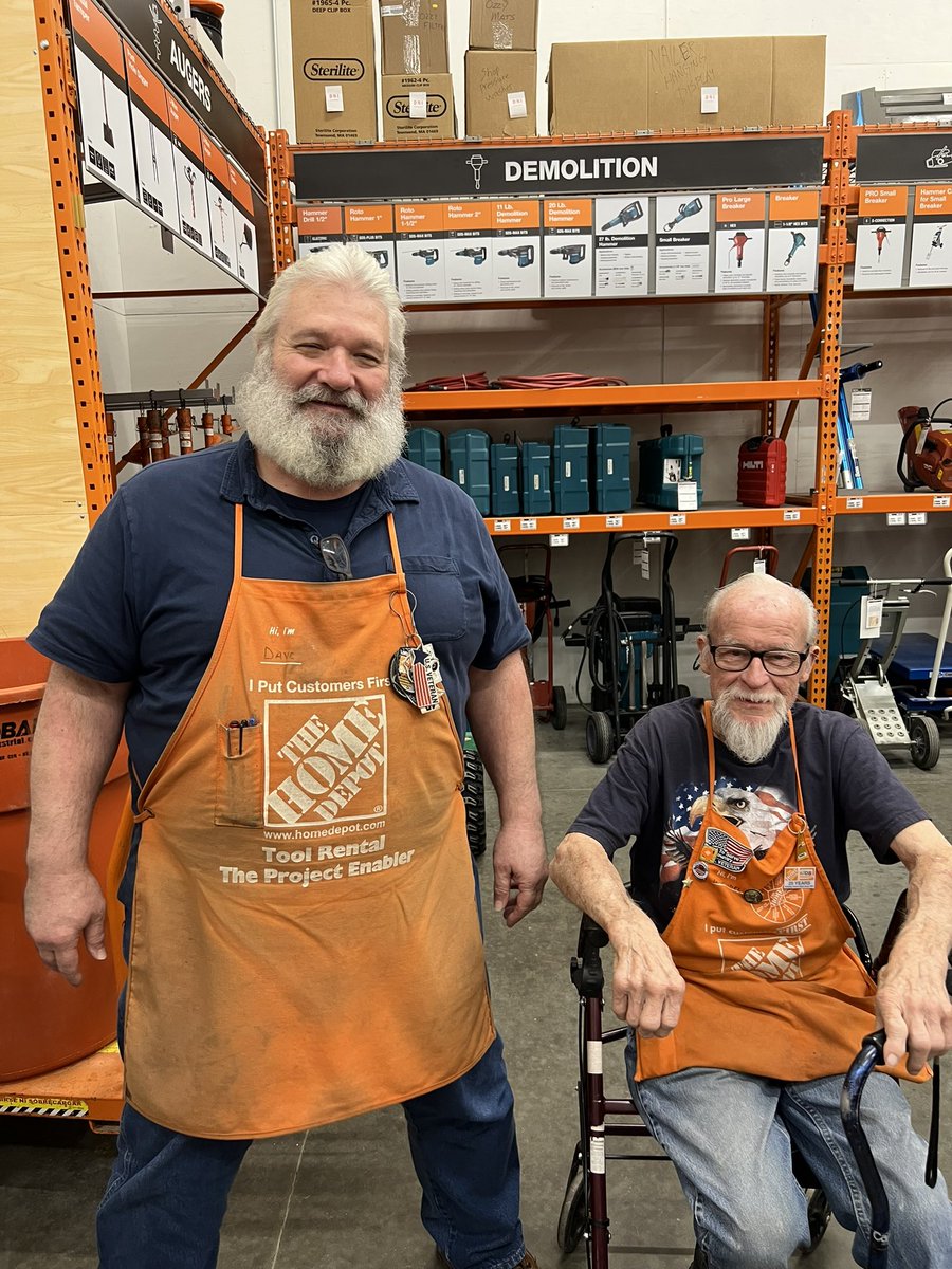 Meet Dave and Windel, both HD Rental Associates and Military Veterans! We do appreciate all you both have done for all of us! Simply Incredible 😊