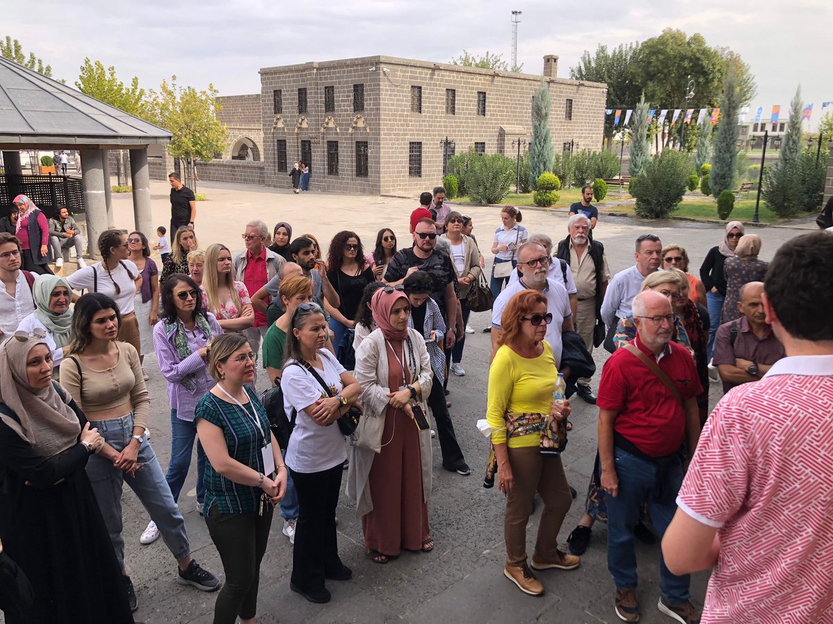 congressonepid1's tweet photo. 📍Kongremizin üçüncü ve son gününde kıymetli misafirlerimizle beraber kültürel program kapsamında Diyarbakır'ın Tarihi Yerlerini,Tarihi mekânlarını, gezerek keyifli vakitler geçirdik.
Fotoğraf:1

#etik #sempozyum #symposium #seminer #tıp #communication  #diyarbakır #tarih #covid https://t.co/oX2GqO9HXZ