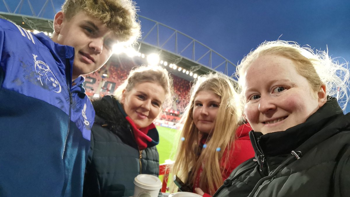 stacyhiggins86's tweet photo. @Munsterrugby #ThomondParkSelfie #MUNVBUL Great to be back! Come on Munster https://t.co/kh0H13cIKk