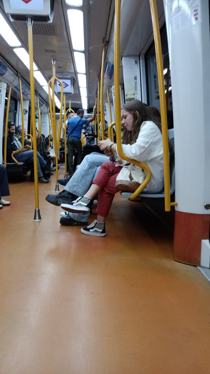 JBOMere's tweet photo. @metro_madrid adrid Nivel de cumplimiento de mascarillas en el metro ahora 😭. ¿Para qué ponemos normas que luego no se hacen cumplir? ¿No sería mejor recomendar y que cada uno haga lo que decida? https://t.co/0AugOIcsfW