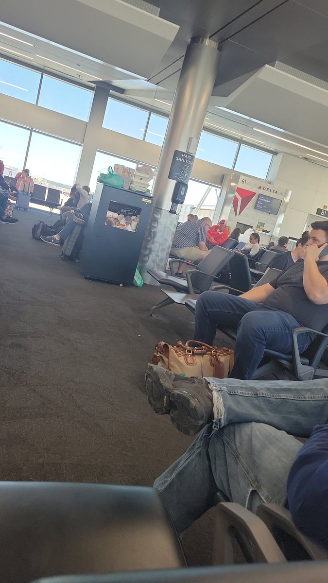 kelirae9's tweet photo. @ATLairport The trash at Gate B1 could use some love! https://t.co/pnrpvM9HyC