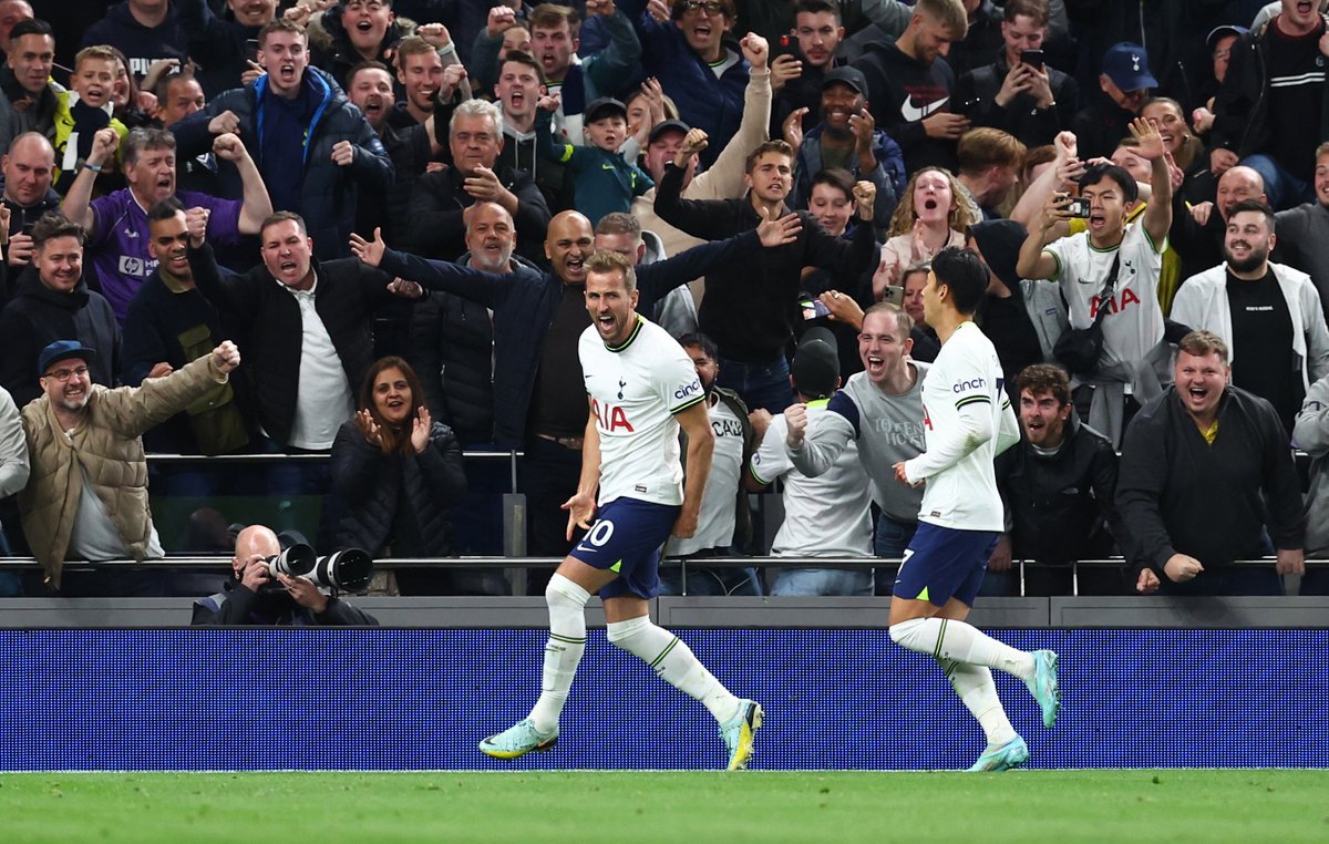 OfficialFPL's tweet image. The look on the fans' faces are the look on Kane's owners faces 🤩

#FPL #TOTEVE