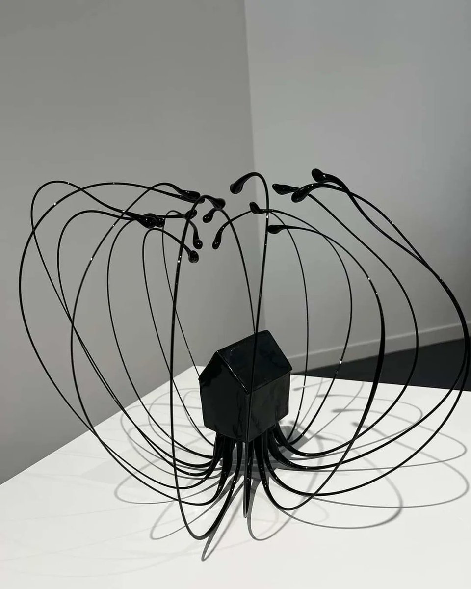 Le Maire de Conches, Jérôme Pasco, a inauguré aujourd'hui la nouvelle exposition Alter Gravitas de Julie Legrand presentée au musée  du verre François Décorchemont.
Une exposition incroyable, organisée dans la chapelle du musée, à ne pas manquer 😉